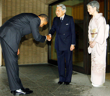 Nhân viên đoàn hộ tống Thủ tướng Nhật Bản cúi đầu chào và cảm ơn người đi xe đạp vì đã nhường đường - Ảnh 4.