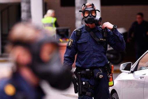 Khủng bố bằng xe tải ở thủ đô Thụy Điển, ít nhất 5 người chết - Ảnh 6.
