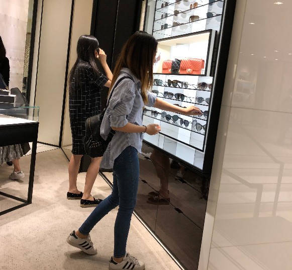 Vợ Ngô Tôn lộ hình ảnh đưa con đi chơi, không còn trốn tránh truyền thông như trước - Ảnh 3.