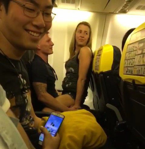 Sự thật gây sốc không kém về người phụ nữ tóc vàng trong đoạn video tình tứ thái quá trên máy bay - Ảnh 1.