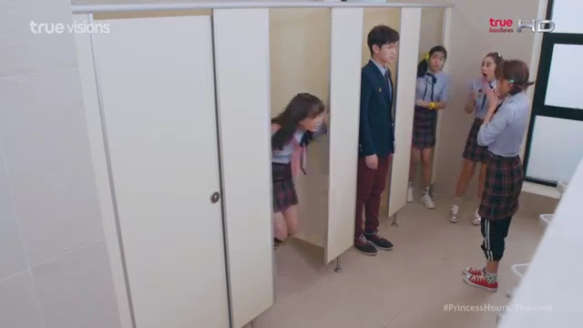 Ho&agrave;ng Cung bản Th&aacute;i: Pattie h&iacute; hửng đ&ugrave;a giỡn trong... nh&agrave; vệ sinh nam! - Ảnh 4.