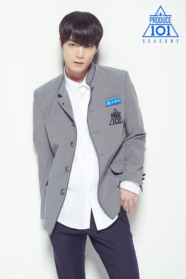 Fan NUEST x&oacute;t xa khi mẹ thần tượng phải ra đường ph&aacute;t tờ rơi quảng b&aacute; cho con trai tại Produce 101 - Ảnh 2.