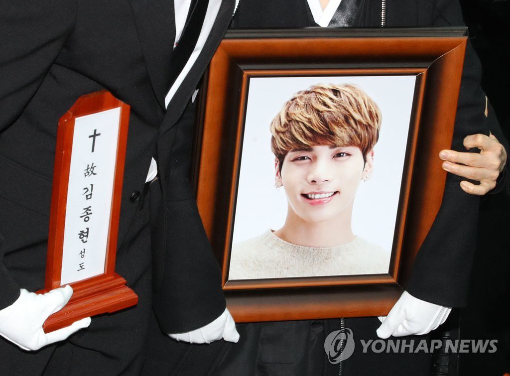 Tang lễ đưa tiễn Jonghyun: Taeyeon, Key, Yoona mếu máo, gục khóc trong giờ phút cuối cùng, Minho nín khóc cầm bài vị - Ảnh 7.