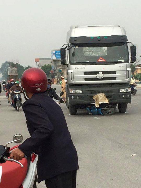 Hà Nam: Xe đầu kéo cuốn cả gia đình vào gầm, 3 người thương vong - Ảnh 1.