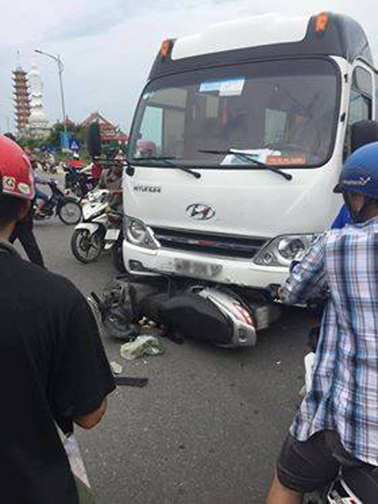 Đ&agrave; Nẵng: Xe kh&aacute;ch t&ocirc;ng ngang xe m&aacute;y, 2 người phụ nữ nằm bắt động giữa đường - Ảnh 2.