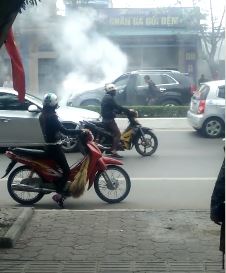 Hải Phòng: Ô tô Sorento bất ngờ bốc cháy gây tắc nghẽn cả đoạn đường - Ảnh 2.