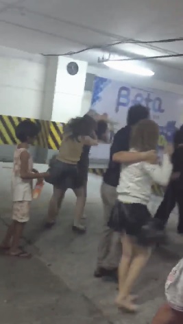 Biên Hòa: 8 thiếu nữ hỗn chiến trong đêm, bảo vệ phải dùng bình cứu hỏa để giải tán - Ảnh 1.