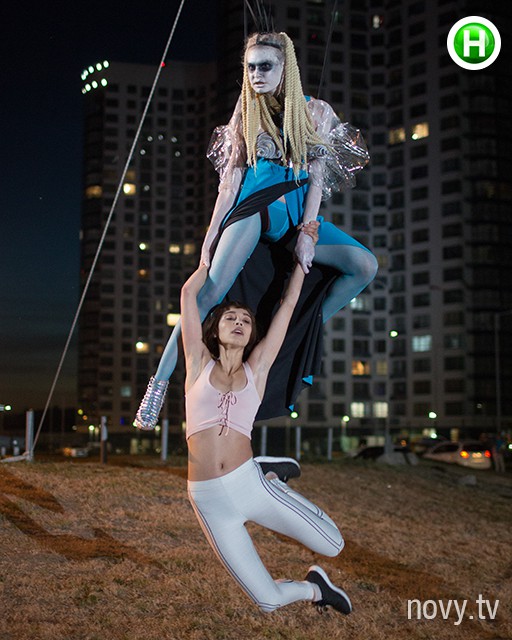 Bi hài chuyện Next Top Ukraine chụp ảnh để nguyên dây bảo hộ treo thí sinh lủng lẳng - Ảnh 2.