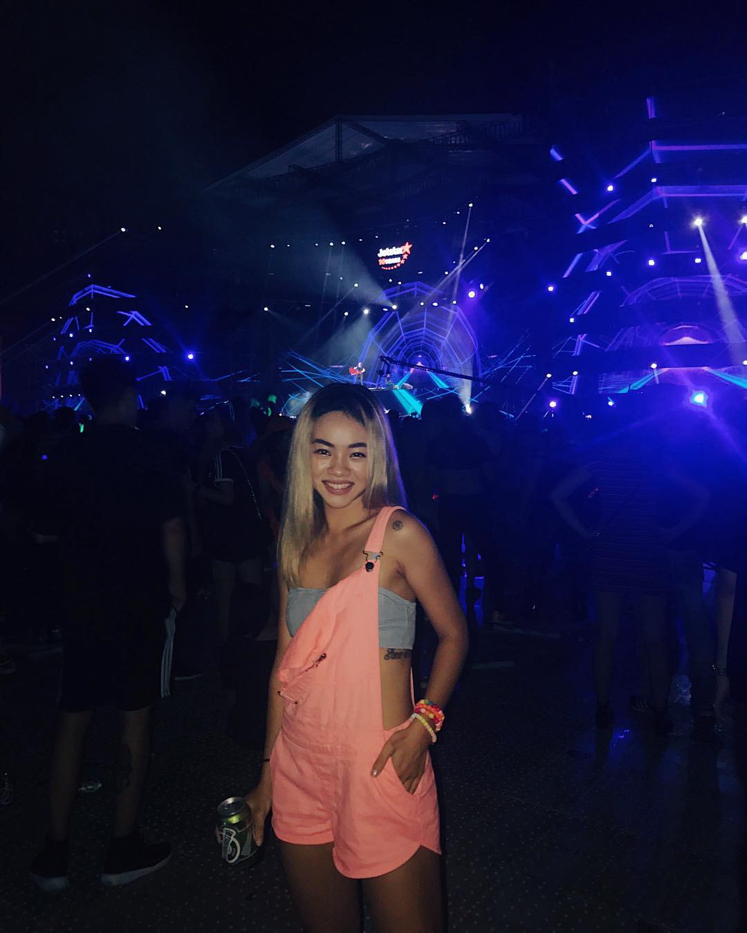 Đi rave, con gái không mặc hở thì phải mặc gì? - Ảnh 2. Đi rave, con gái không mặc hở thì phải mặc gì? - Ảnh 2.