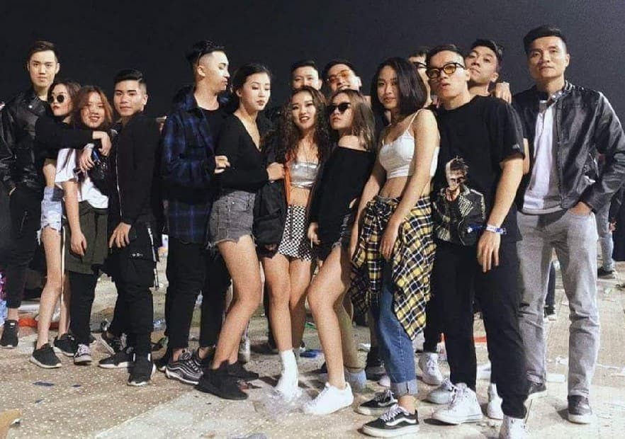 Đi rave, con gái không mặc hở thì phải mặc gì? - Ảnh 3. Đi rave, con gái không mặc hở thì phải mặc gì? - Ảnh 3.