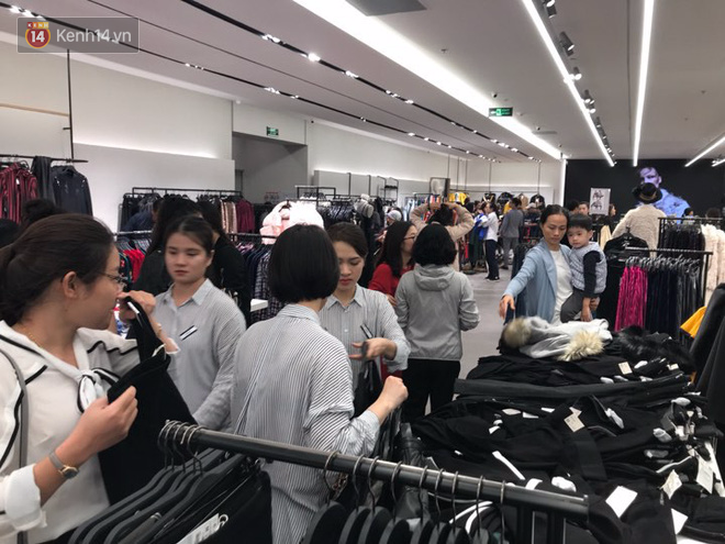 Zara Hà Nội vỡ trận ngày khai trương, đến tận chiều tối dân tình vẫn kéo đến đông đúc - Ảnh 4.