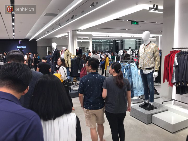 Zara Hà Nội vỡ trận ngày khai trương, đến tận chiều tối dân tình vẫn kéo đến đông đúc - Ảnh 5.