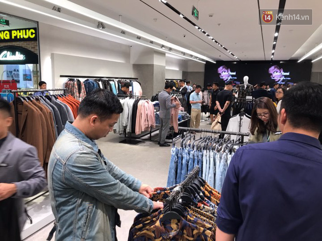 Zara Hà Nội vỡ trận ngày khai trương, đến tận chiều tối dân tình vẫn kéo đến đông đúc - Ảnh 6.