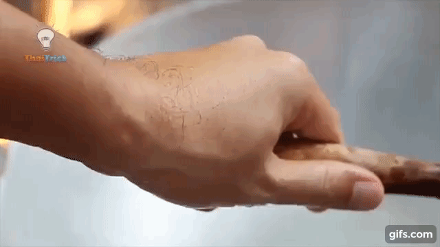 R&aacute;n c&aacute; kh&ocirc;ng c&ograve;n sợ dầu bắn v&agrave;o tay chỉ với 1 mẹo cực th&uacute; vị n&agrave;y - Ảnh 2.