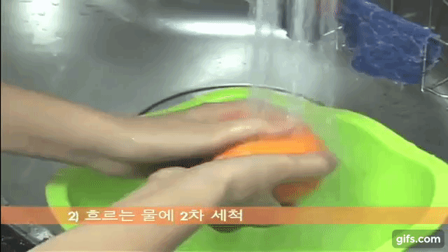 Học ngay c&aacute;ch m&agrave; đ&agrave;i YTN của H&agrave;n Quốc rửa sạch h&oacute;a chất ra khỏi rau quả - Ảnh 6.