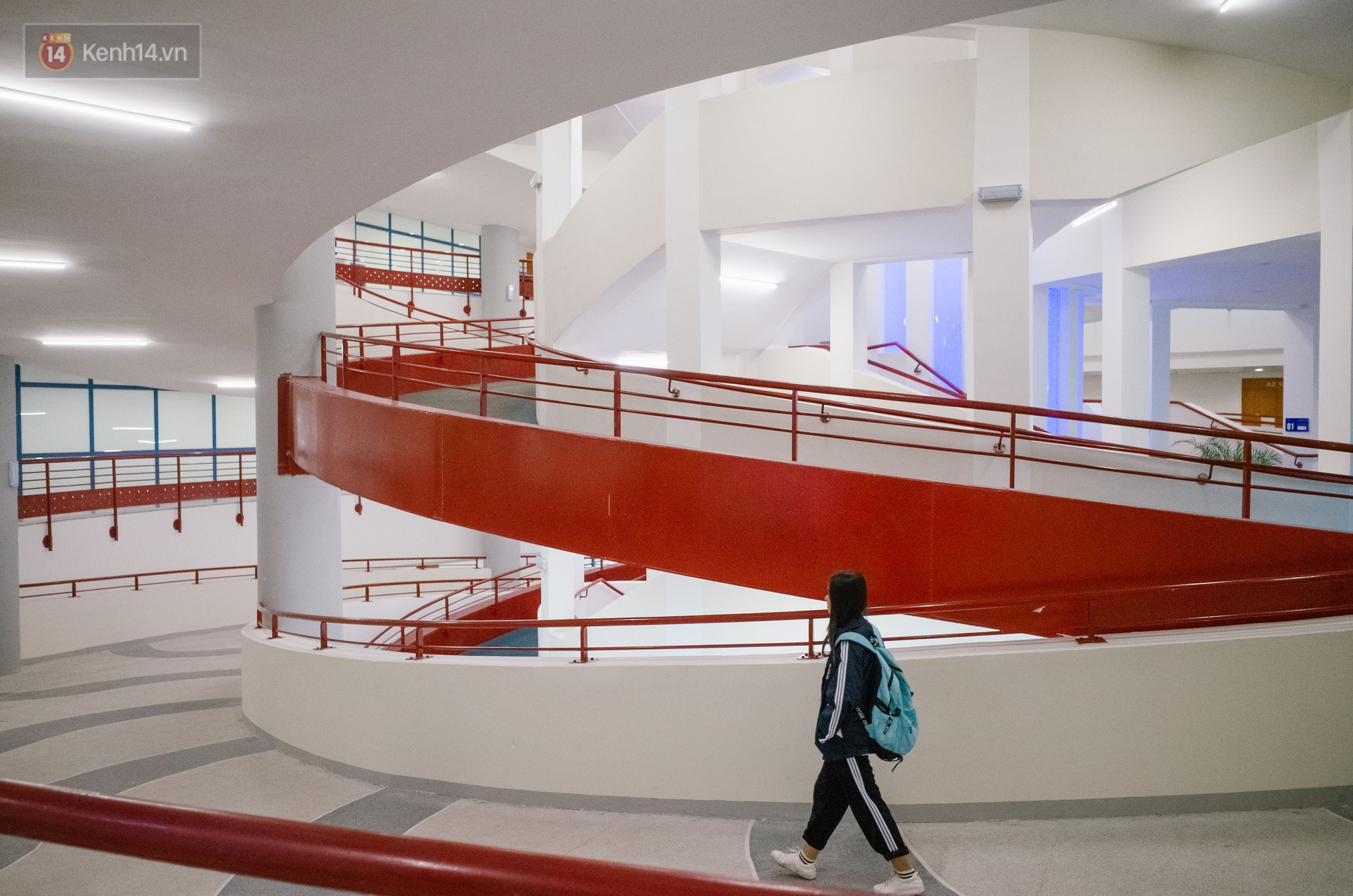 Kh&ocirc;ng chỉ c&oacute; t&ograve;a nh&agrave; thế kỷ, thư viện mới của ĐH Kinh tế Quốc d&acirc;n cũng đẹp v&agrave; cực kỳ hiện đại - Ảnh 2.