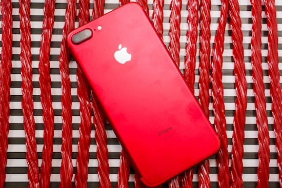 Đem so iPhone 7 ĐỎ RỰC với lon Coca, tương ớt..., thế gian này ai đẹp bằng em? - Ảnh 1.