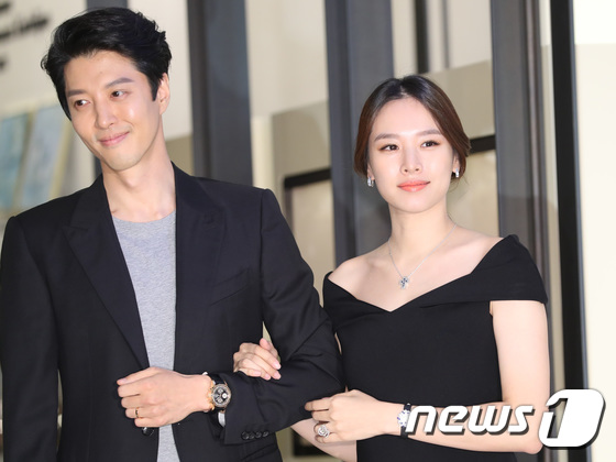 Cặp con ghẻ quốc dân lần đầu cùng dự sự kiện: Lee Dong Gun ân cần chăm sóc vợ bầu Jo Yoon Hee - Ảnh 9.