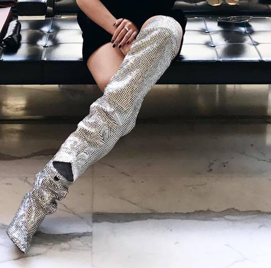Trong vô vàn fashionista Việt, có lẽ chỉ mình Nga Nguyễn dám chi 230 triệu đồng sắm đôi boot đụng hàng Rihanna - Ảnh 2.