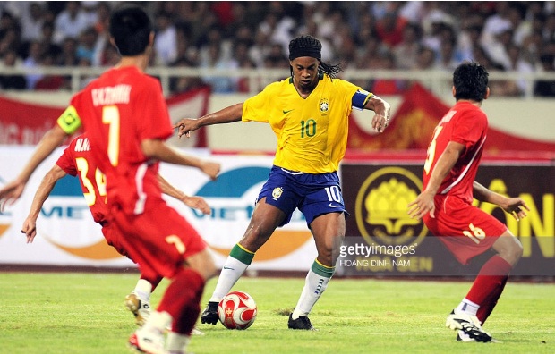 Đại gia V.League muốn chiêu mộ Ronaldinho - Ảnh 1.