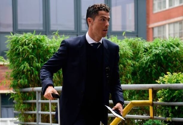 Ronaldo công khai trước tòa muốn trở lại Anh chơi bóng - Ảnh 1.