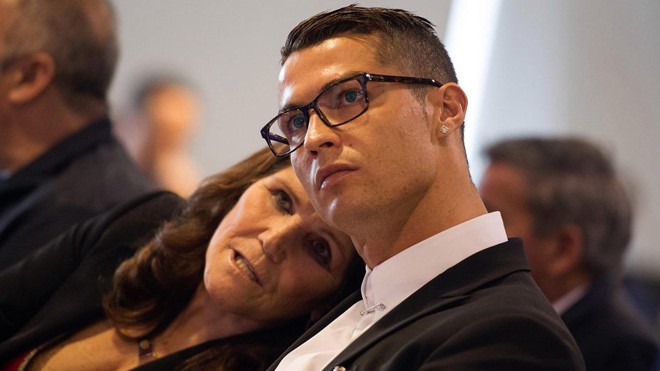 Chỉ Ronaldo mới mang mẹ đi nhận Quả bóng Vàng - Ảnh 1.
