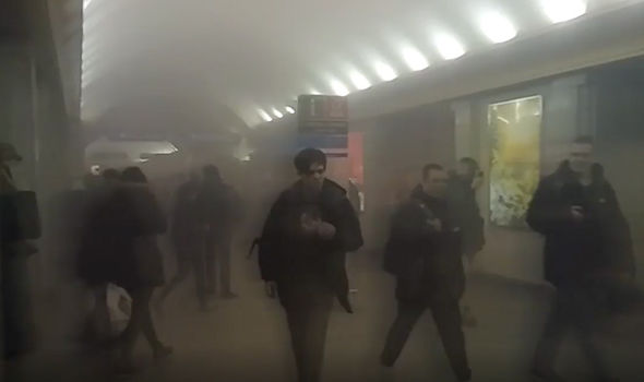 Người dân St Petersburg hỗn loạn sau vụ nổ tại ga tàu điện ngầm - Ảnh 10.