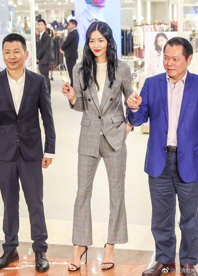 Chán váy vóc bánh bèo, nhiều sao Hoa Ngữ đồng loạt rủ nhau mặc suit đi sự kiện - Ảnh 1.