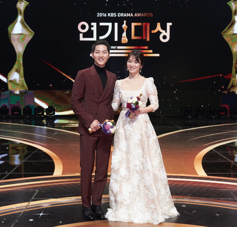 Dù là đám cưới thế kỷ, Song Hye Kyo vẫn chọn váy và trang điểm giản dị không khác gì mọi khi - Ảnh 9. Dù là đám cưới thế kỷ, Song Hye Kyo vẫn chọn váy và trang điểm giản dị không khác gì mọi khi - Ảnh 9.