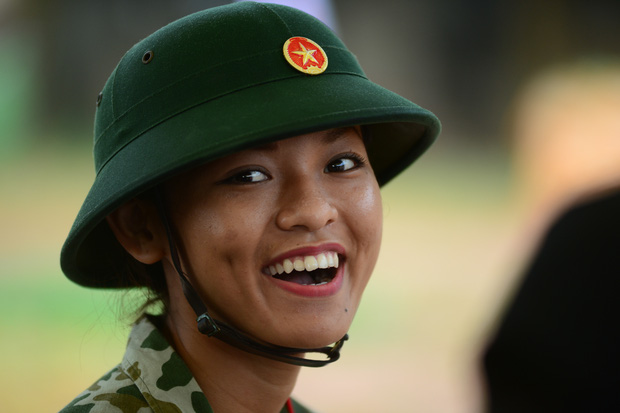 Hương Giang và Mai Ngô nhập ngũ: Quên ăn, quên ngủ nhưng kiểu gì cũng phải bôi trát đầy đủ - Ảnh 8.