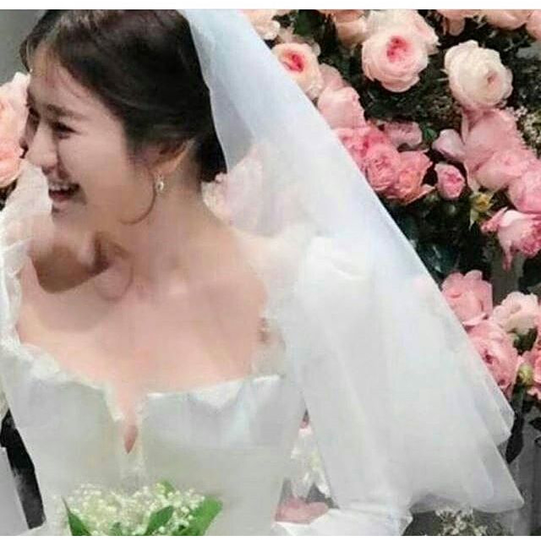 Dù là đám cưới thế kỷ, Song Hye Kyo vẫn chọn váy và trang điểm giản dị không khác gì mọi khi - Ảnh 5. Dù là đám cưới thế kỷ, Song Hye Kyo vẫn chọn váy và trang điểm giản dị không khác gì mọi khi - Ảnh 5.