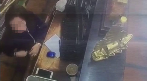 H&agrave; Nội: Ăn cắp tiền của cửa h&agrave;ng mỗi ng&agrave;y, nữ nh&acirc;n vi&ecirc;n bỏ trốn v&igrave; bị ph&aacute;t hiện - Ảnh 3.