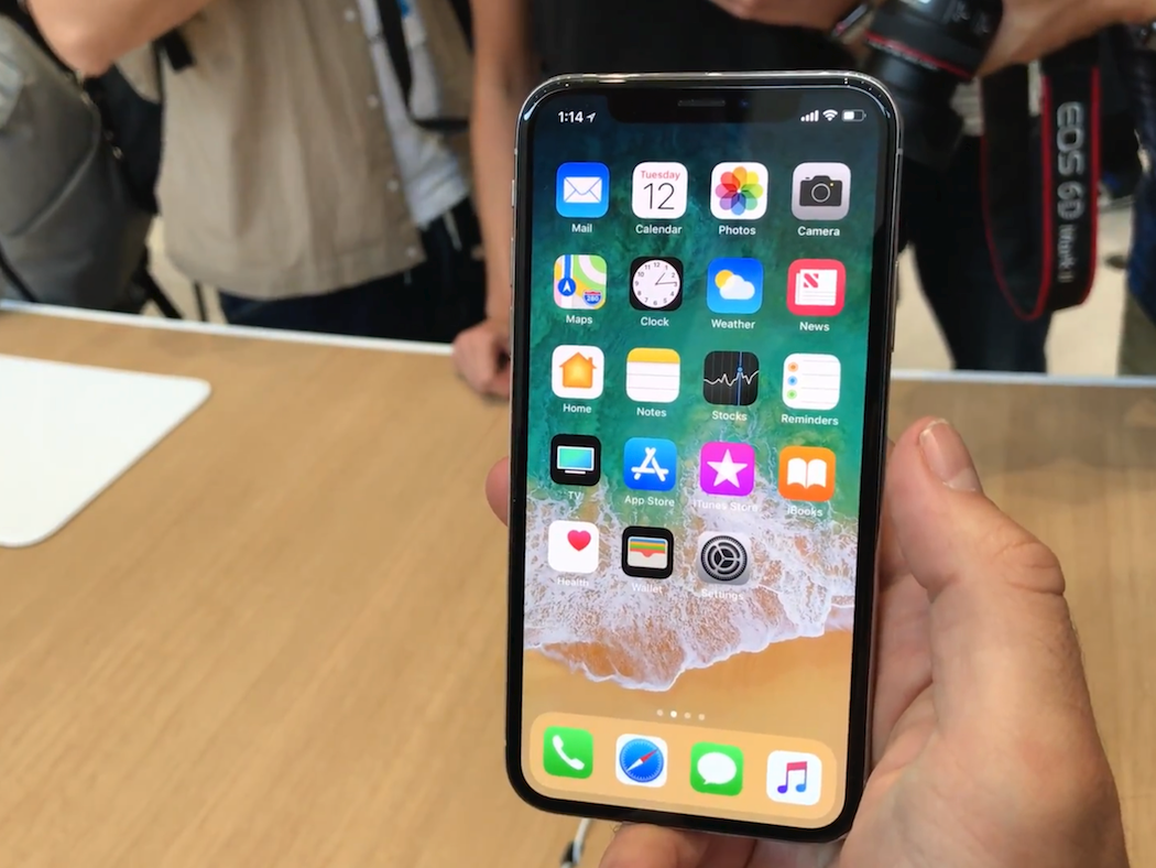 Mức giá trên trời của iPhone X khiến fan Apple cũng phải e ngại, Samsung hưởng lợi - Ảnh 2.