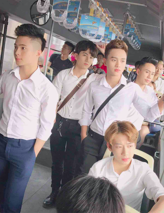 Cả xe bu&yacute;t nh&eacute;t đầy so&aacute;i ca mặc sơ mi trắng - Ảnh 1.