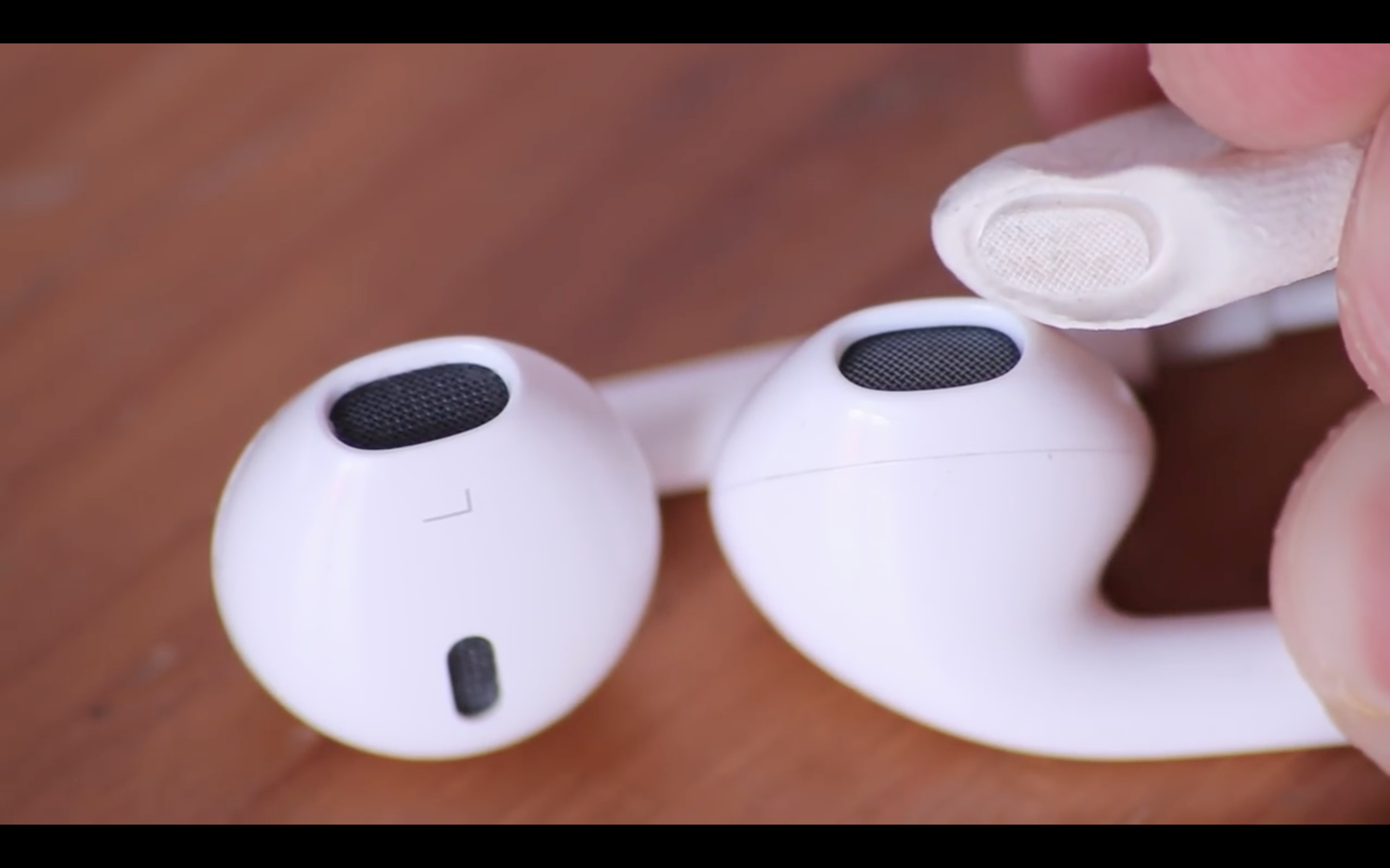 Как почистить наушник. Чистка наушников Apple Earpods 2. Сетка аирподс 2. Чистка наушников Apple AIRPODS 2. Амбушюры для AIRPODS 2.