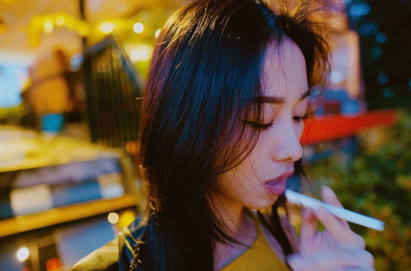 Jun Vũ nhả khói thuốc, khoe vòng ba hấp dẫn trên trường quay phim mới  - Ảnh 2.