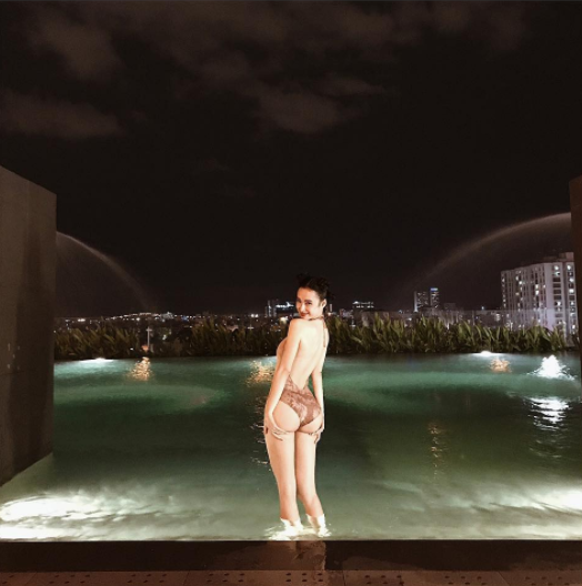 Diện bikini, Angela Phương Trinh khoe hông quả táo cùng vòng 3 cực khủng  - Ảnh 4.