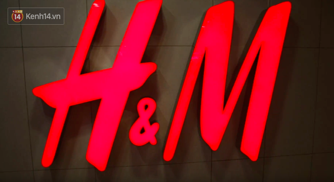 &Aacute;o ph&ocirc;ng gi&aacute; 199.000, &aacute;o len, &aacute;o sơ mi chỉ 499.000, đồ H&M Việt Nam kh&ocirc;ng chỉ rẻ m&agrave; c&ograve;n cực đa dạng - Ảnh 2.