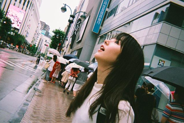 Từ công nhân, cô gái trẻ trở thành diễn viên triển vọng của Nhật Bản vì quá đẹp - Ảnh 4.