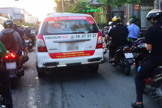 Hàng loạt ý kiến bức xúc việc taxi Vinasun dán decal phản đối Uber và Grab: Thay vì cạnh tranh không lành mạnh, hãy nâng cao chất lượng dịch vụ - Ảnh 1.