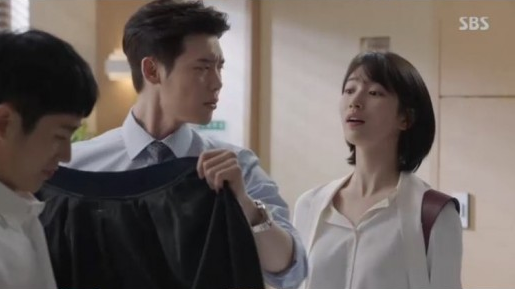 Ghen như Lee Jong Suk: Quyết không cho Suzy thấy body 6 múi của nam phụ - Ảnh 2.