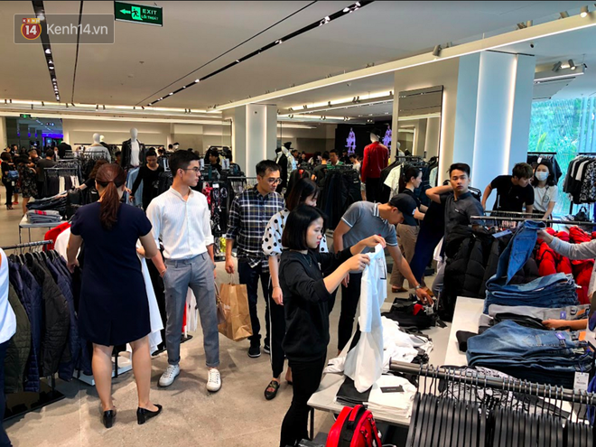 H&M vỡ trận ngày đầu mở bán vì hút toàn bộ giới trẻ Hà Nội, Zara đông ổn định với đối tượng lớn tuổi hơn - Ảnh 2.