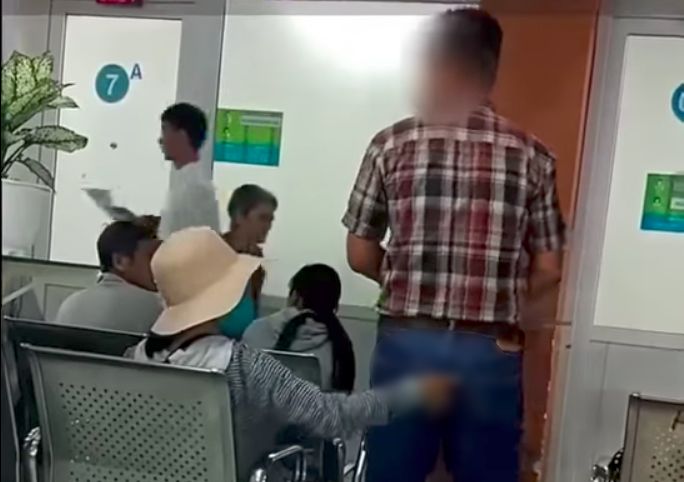 Người phụ nữ thản nhiên dùng tay sờ vùng nhạy cảm của đàn ông trong bệnh viện ở Sài Gòn - Ảnh 2. Người phụ nữ thản nhiên dùng tay sờ vùng nhạy cảm của đàn ông trong bệnh viện ở Sài Gòn - Ảnh 2.