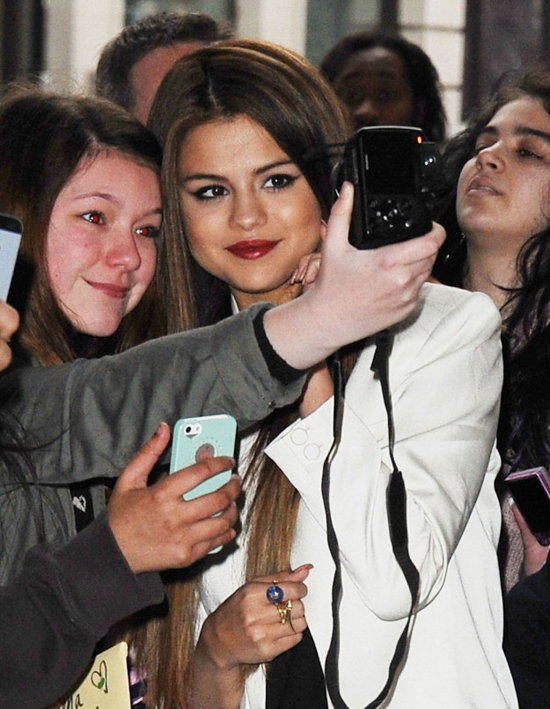 Selena Gomez chính là ngôi sao chăm tự sướng cùng fan nhất - Ảnh 12.