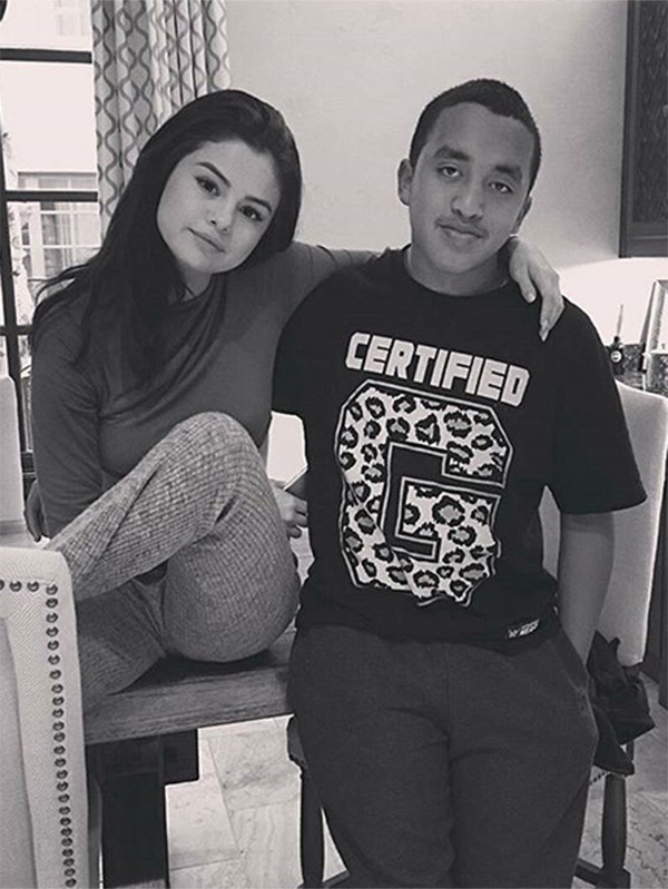 Chẳng cần son phấn hay váy áo lộng lẫy, Selena Gomez mộc mạc vẫn xinh như búp bê - Ảnh 4.