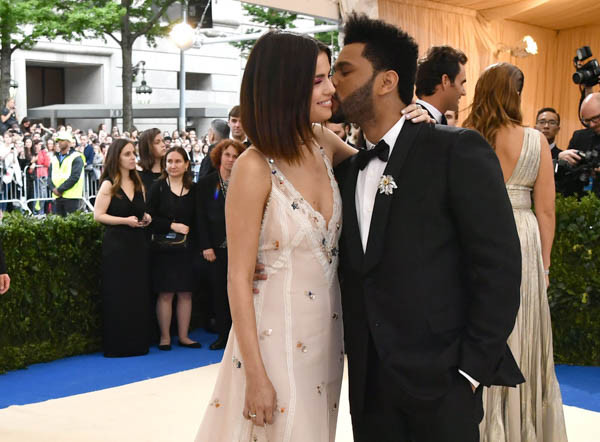 Selena tình tứ bên The Weeknd cực dễ thương tại Met Gala sau khi suýt chạm mặt mẹ Bella Hadid - Ảnh 8.