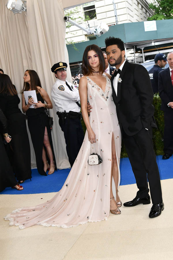 Selena tình tứ bên The Weeknd cực dễ thương tại Met Gala sau khi suýt chạm mặt mẹ Bella Hadid - Ảnh 7.