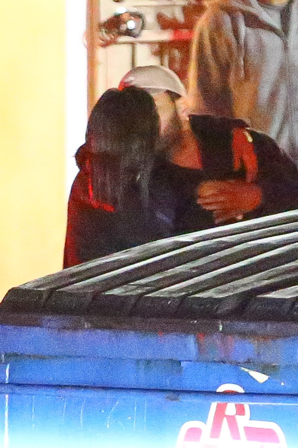 HOT: Selena Gomez lộ ảnh công khai hôn môi The Weeknd tình tứ - Ảnh 2.