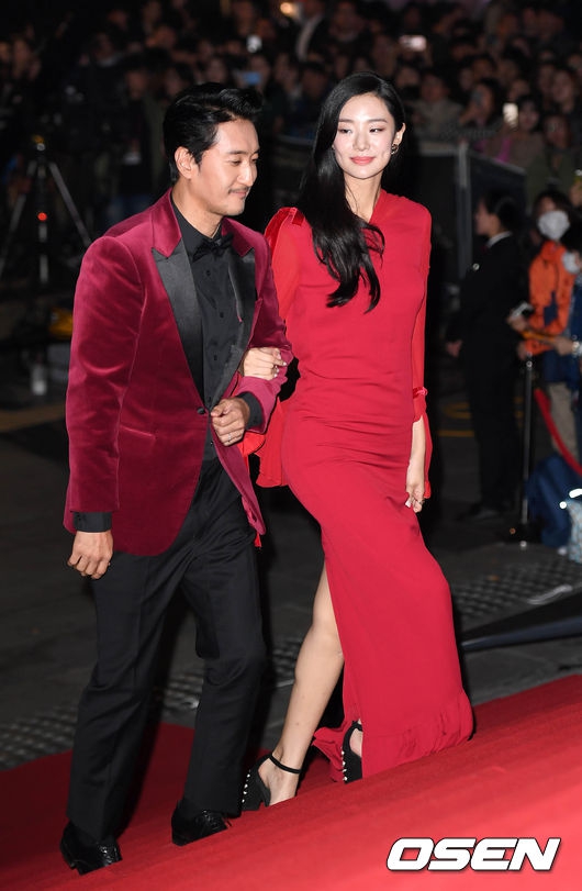 Thảm đỏ Oscar Hàn Quốc: Hoa hậu gây sốc với ngực siêu khủng, Yoona và Jo In Sung dẫn đầu dàn siêu sao - Ảnh 30.