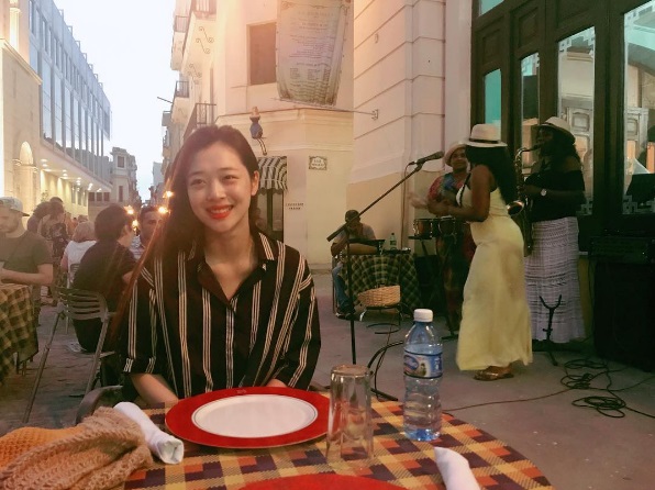 Khoe ảnh đi nghỉ dưỡng tại Cuba, Sulli lại tiếp tục bị netizen Hàn ném đá - Ảnh 1.